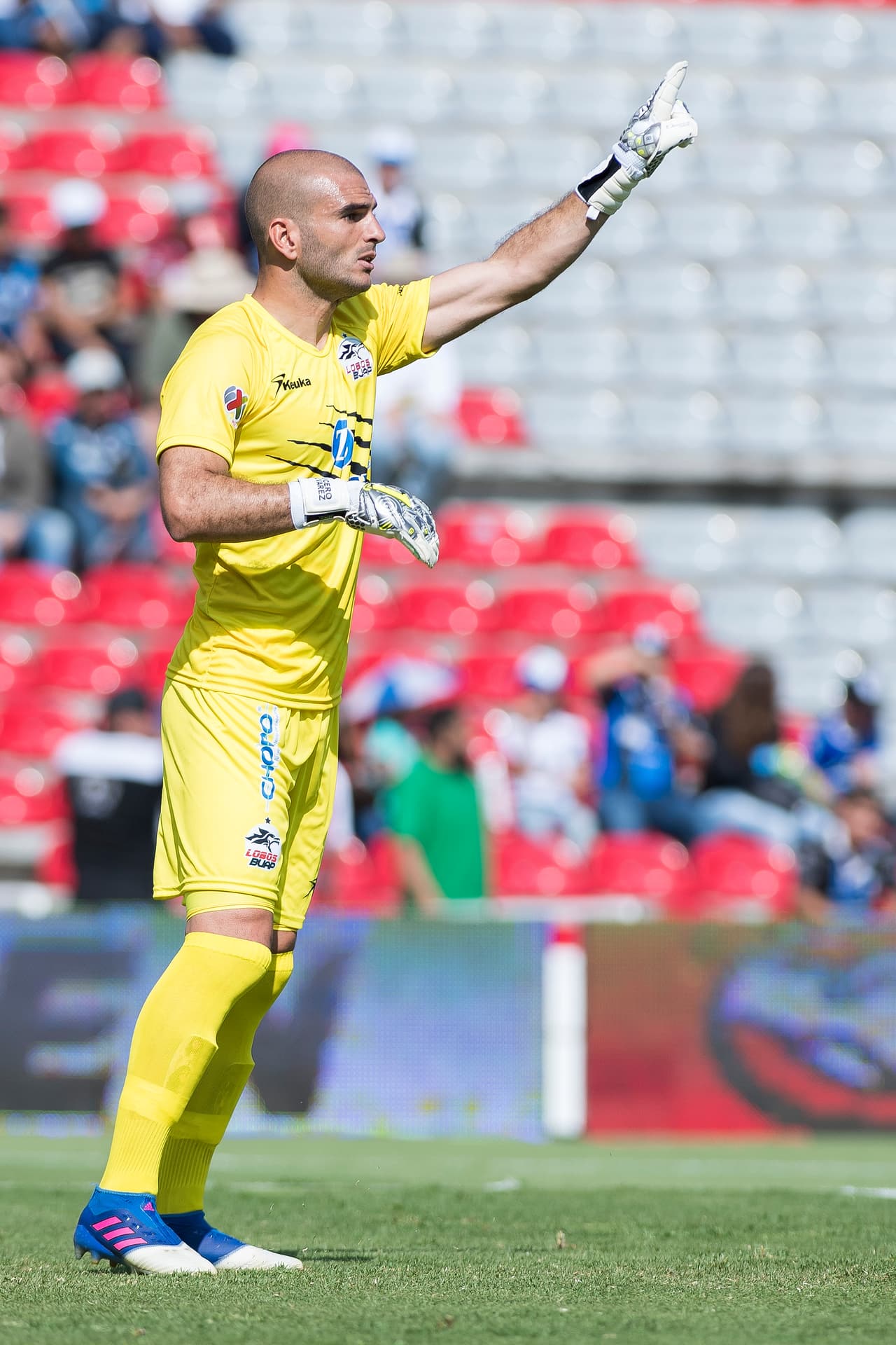 Lucero Álvarez, portero de Lobos, da indicaciones a su defensa.