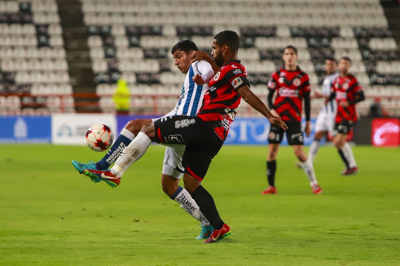 Pachuca perdonó a Xolos y hasta se dio el lujo de fallar un penal por conducto de Nico Ibáñez. El punto le alcanzó para recuperar el liderato por la diferencia de goles.