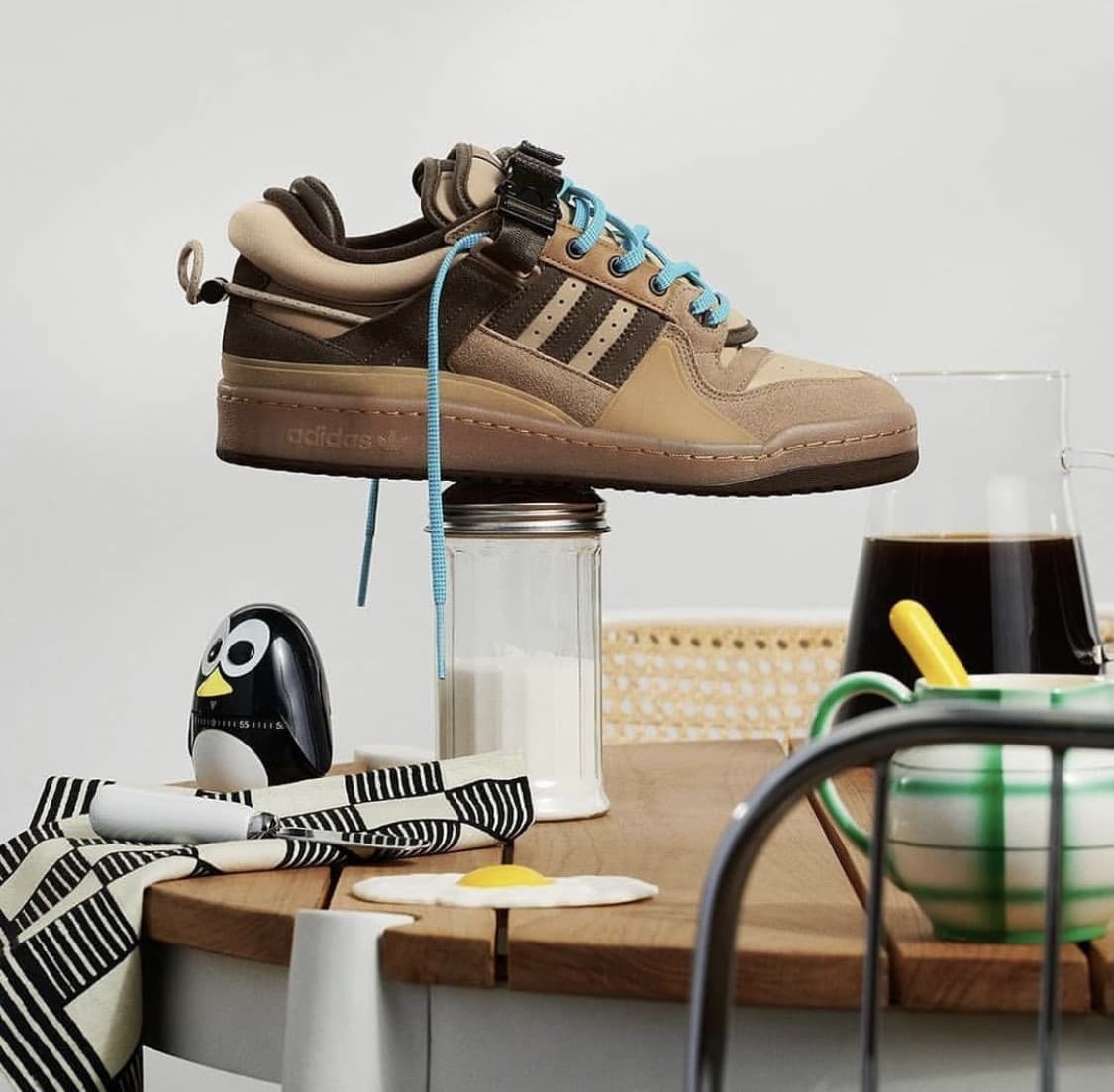 Esta primera colaboración ha sido revelada junto a la llegada de una divertida versión de la silueta Forum Buckle Low.
<br>