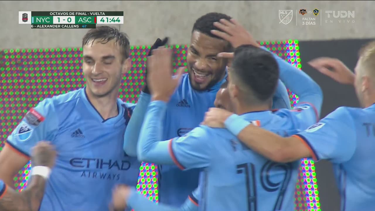 ¡Gol de New York City! Se equivoca Pemberton y Callens le cobra con golpe de cabeza para el 1-0