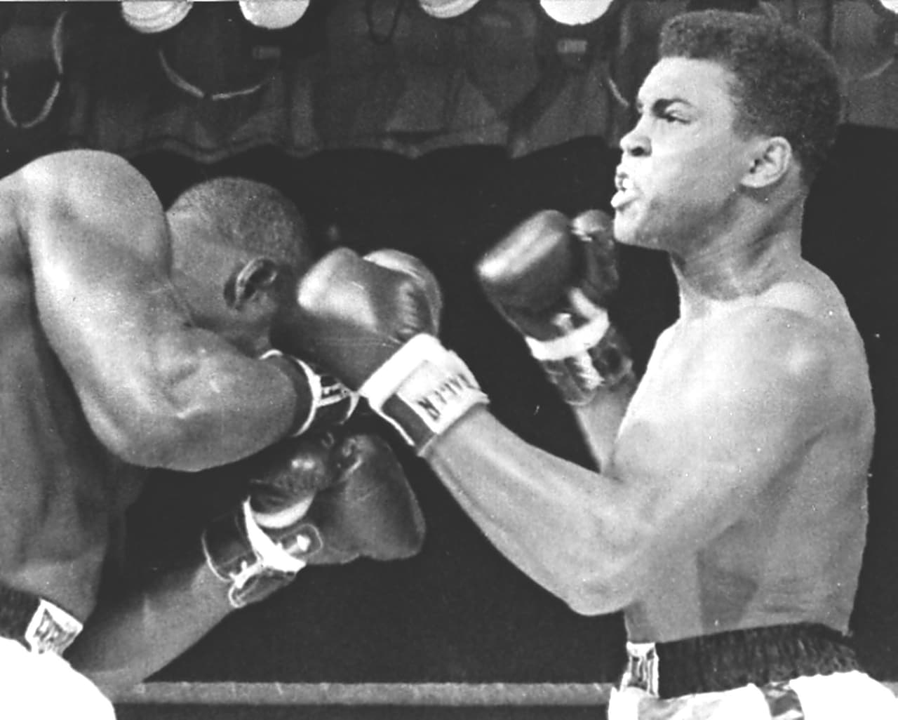 Sin embargo, apenas fueron necesarios 7 episodios para que Alí dominara a Liston, el considerado invencible antes.