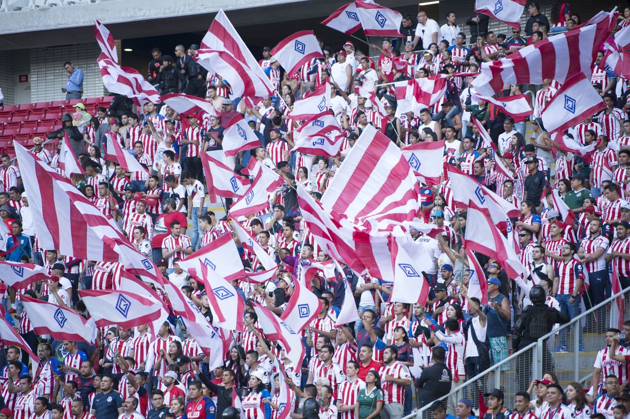 Buen ambiente en el Estadio de las Chivas, con una afición eufórica por el triunfo de su equipo.