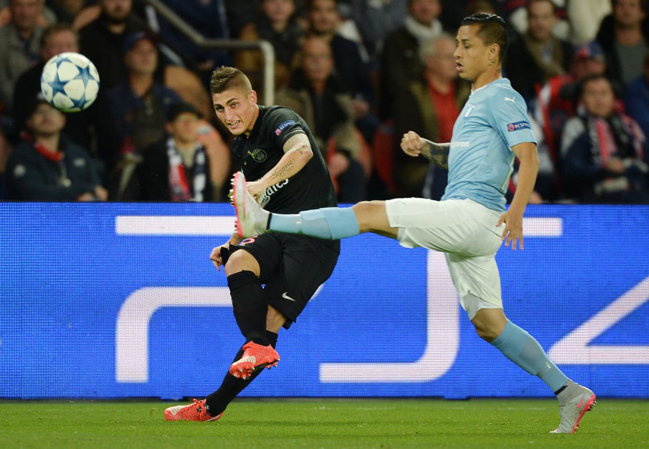 El mediocampista peruano y seleccionado de su país, Yoshimar Yotún del Malmo de Suecia (derecha), podría recalar en el Veracruz de su compatriota, Pedro Gallese.