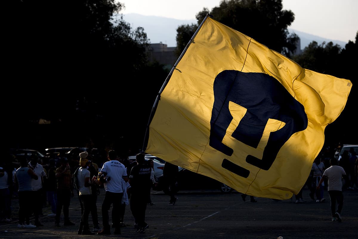 En las afueras del Estadio Azteca los fanáticos con su bandera de Pumas listos a apoyar en la Semifinal contra América.