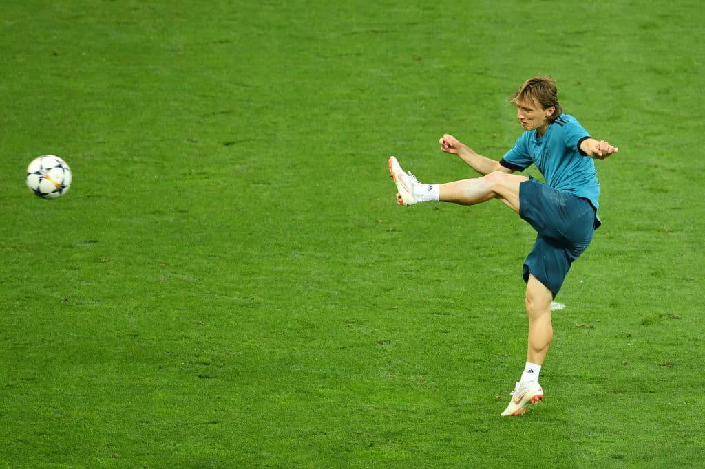 Con excelsa técnica remata de volea un esférico el mediocampista de Croacia Luka Modric, quien llegó al equipo madridista desde 2012. Suma ya tres conquistas en Liga de Campeones con el Real Madrid.