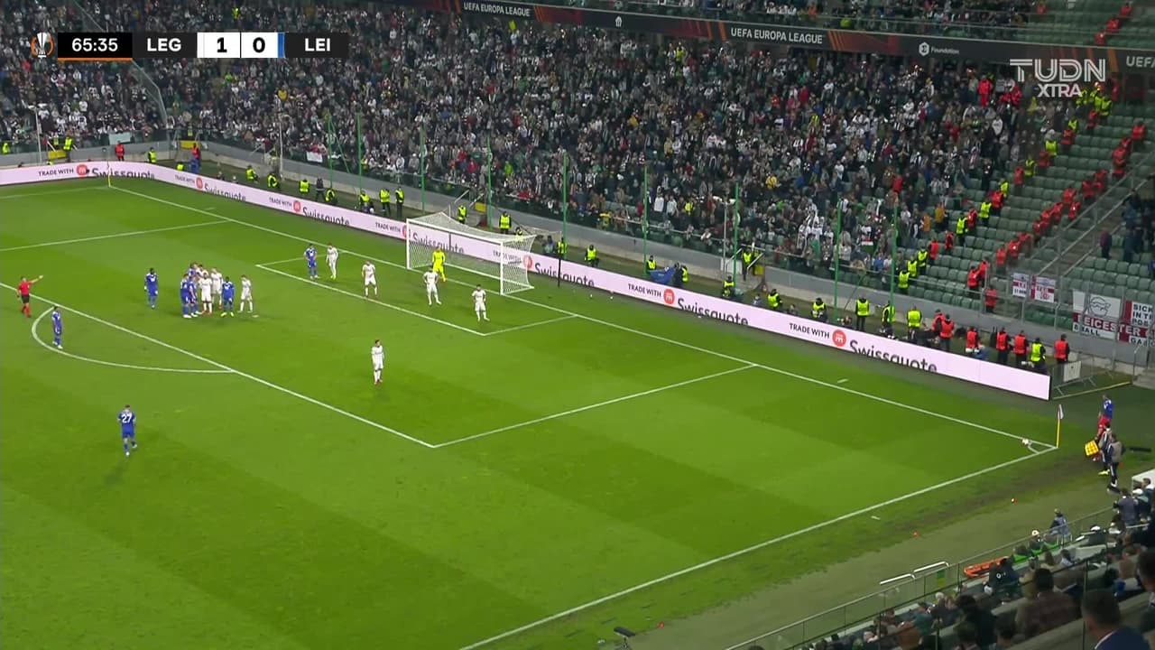 ¡TIRO ATAJADO! disparo por Jannik Vestergaard.