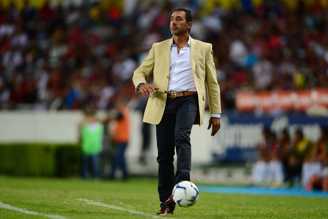 Gustavo Matosas no olvida la técnica que lo caracterizó como futbolista.