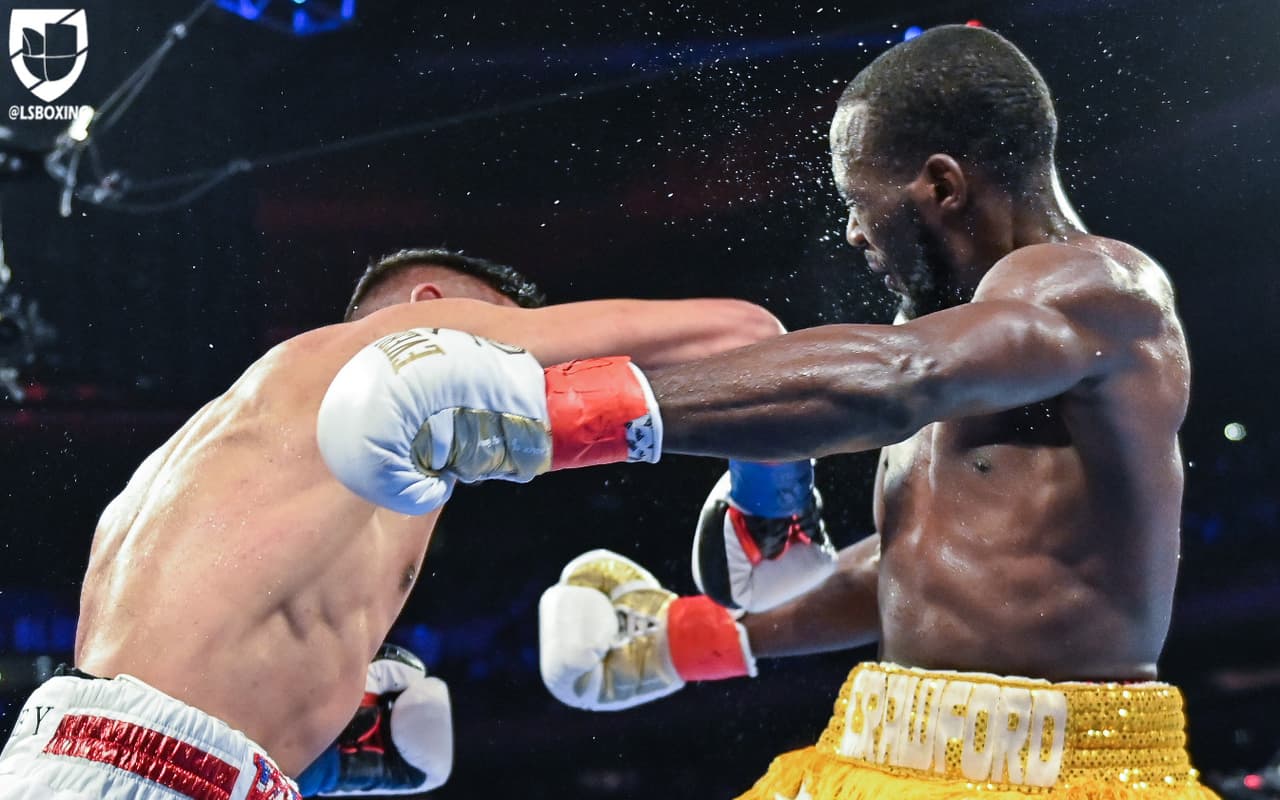 Terence Crawford retuvo su cetro wélter de la OMB tras dominar a Amir Khan en el Madison Square Garden de Nueva York.