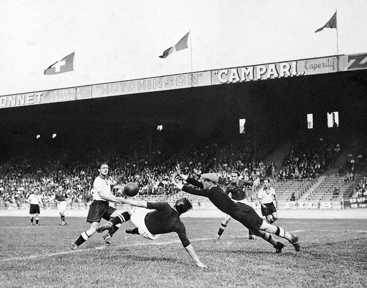 El 4 de junio de 1938, Alemania y Suiza igualaron 1-1 tras el tiempo extra en el primer partido. El desempate se disputó el 9 de junio y ganaron los suizos 4-2.
