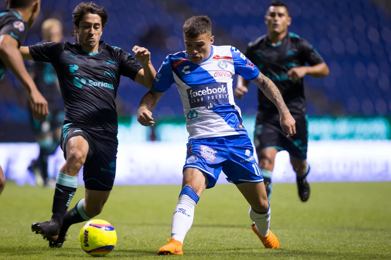 Se esperaba un duelo desplegado y con jugadas de peligro en ambas porterías, sin embargo en el inicio no resultó así.