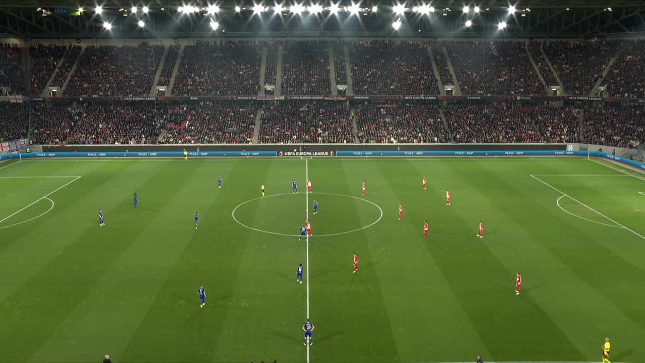 Arranca el partido y la pelota está en juego.