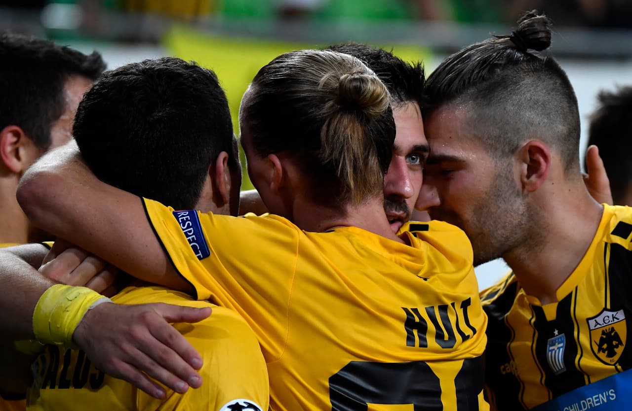 Viktor Klonaridis puso el 0-1 de AEK Atenas como visitante en Hungría, tras pase de Anastasios Bakasetas.