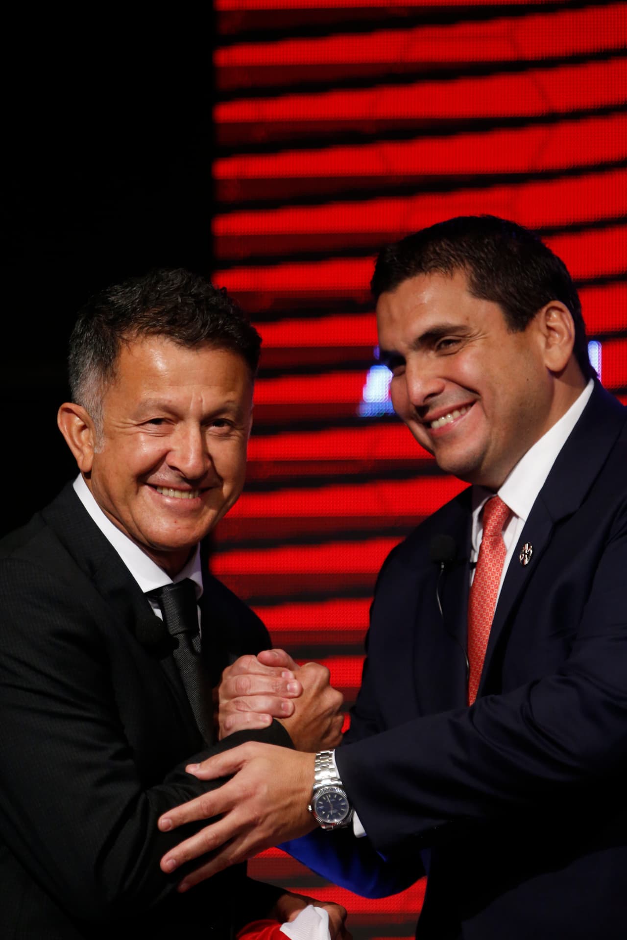 Sin embargo, Osorio también ha sido criticado por algunos periodistas en Colombia que lo han tildado de 'regalado' por ser DT de Paraguay y aún así mantener su mirada en la selección cafatera.