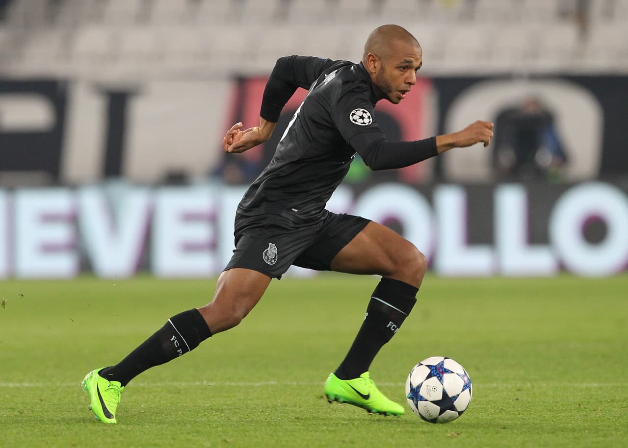 Yacine Brahimi (Porto) - El mediocampista sería uno de los objetivos del Everton que dirige Ronald Koeman para la siguiente temporada de la Premier League.