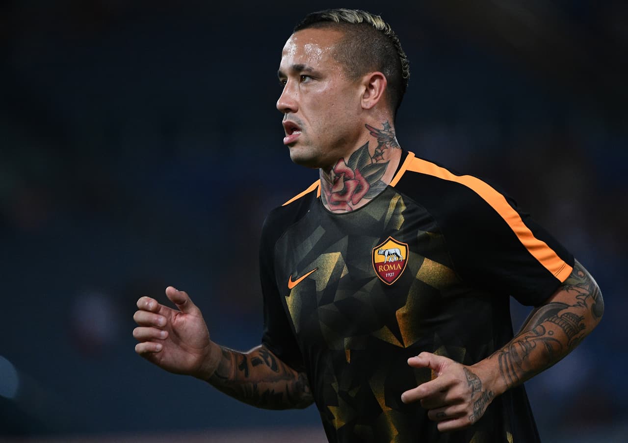 AS Roma's midfielder from Belgium Radja Nainggolan trains before the Italian Serie A football match AS Roma vs Verona on September 16, 2017 at the Olympic stadium in Rome. / AFP PHOTO / Vincenzo PINTO (Photo credit should read VINCENZO PINTO/AFP/Getty Images)