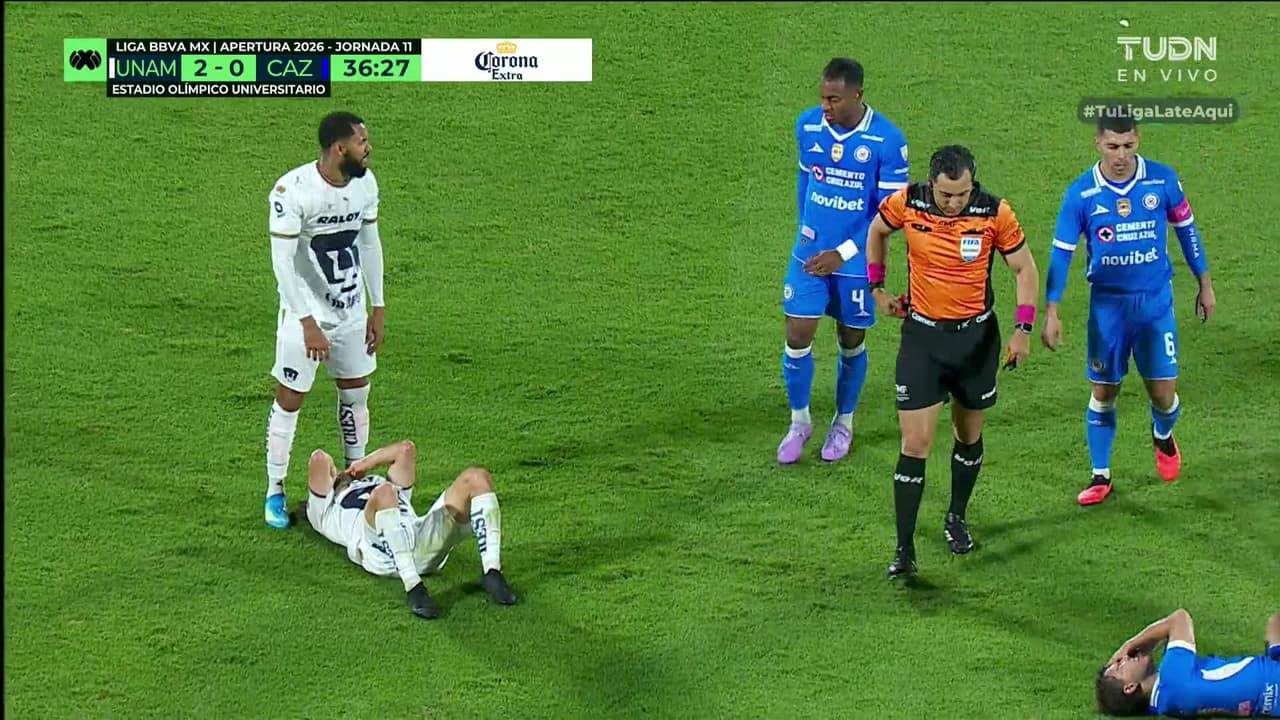 ¡Tarjeta Roja! César Huerta recibe la segunda amarilla y se va del juego.