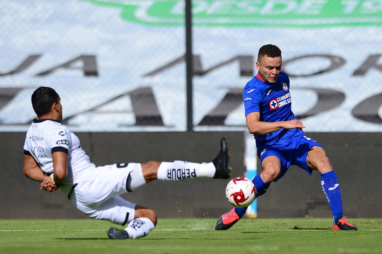 Querétaro termina la racha de Cruz Azul y consigue su primera victoria del torneo.
