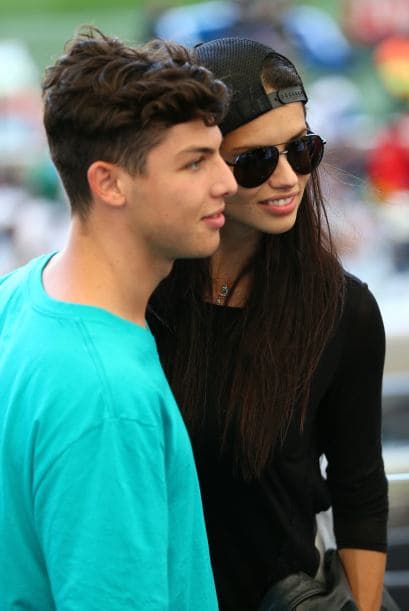 Adriana Lima Mira aquí los videos más chismosos.