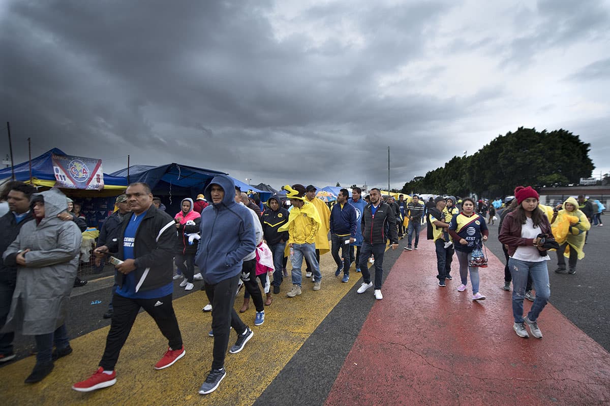 Los nubarrones negros y la lluvia acompañaron las horas previas al partido.