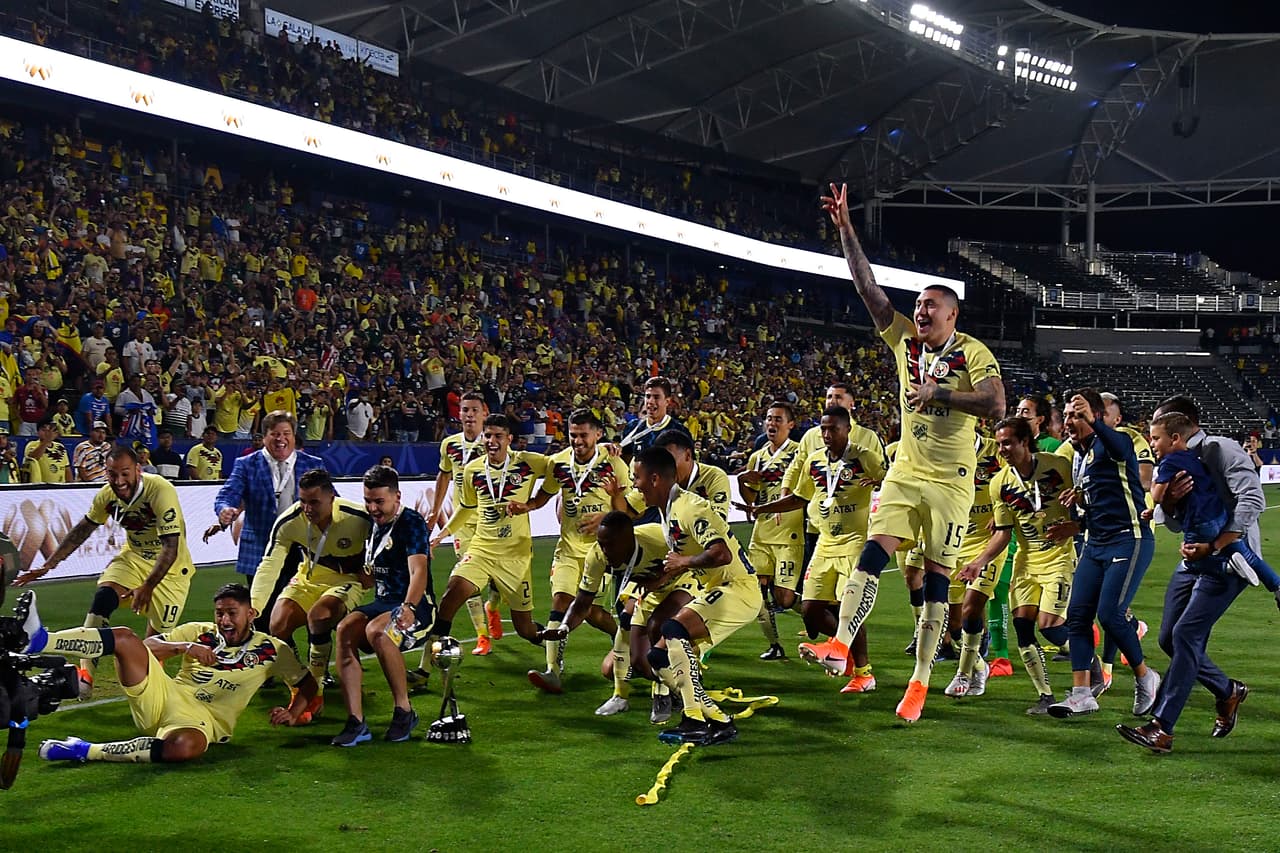 Así fueron los festejos del América luego de su angustiosa pero merecida victoria en penaltis para definir al Campeón de Campeones de la Liga MX ante Tigres en Carson, California. Agustín Marchesín fue el héroe americanista al atajar varios penaltis y anotar el de la victoria para el equipo de Miguel Herrera. Vaya manera de celebrar por parte de los jugadores azulcremas.