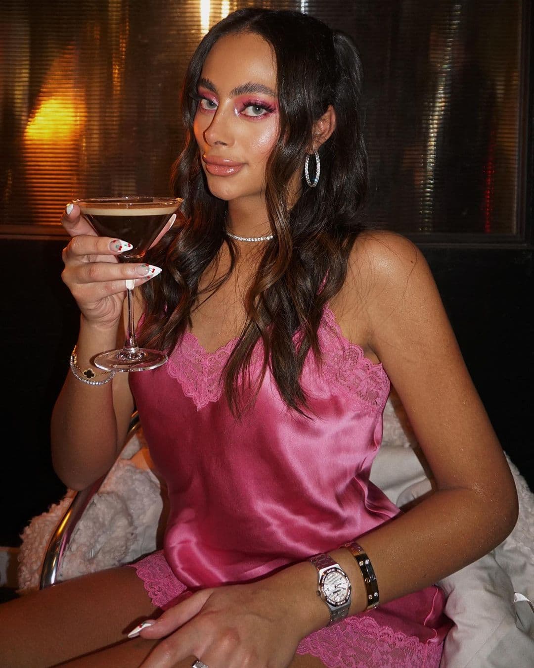 Utiliza su plataforma TikTok para ofrecer a sus seguidores información sobre belleza y moda.