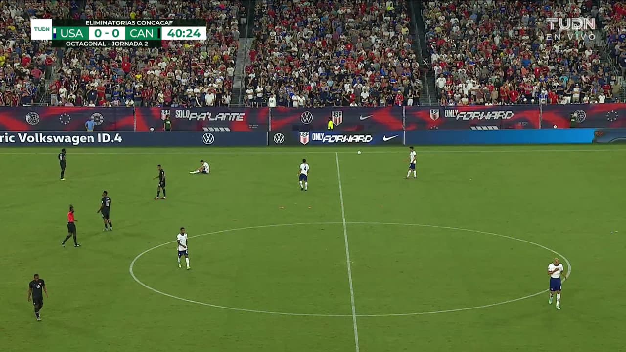 ¡CERCA! Christian Pulisic disparó que se estrella en el poste.