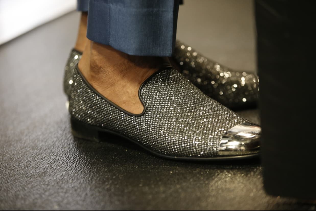 Otra muestra de su calzado, casi siempre es seguidor del blink. (AP Photo/Kathy Willens)