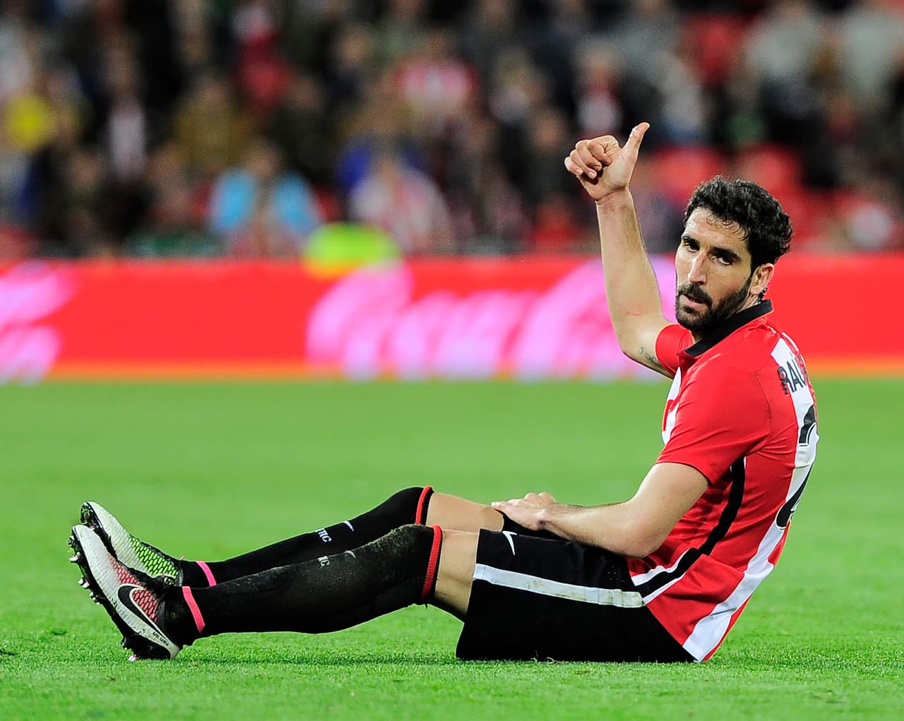 El vasco Raúl García juega en el Athletic Club de Bilbao y es famoso por su audacia y valentía dentro del campo. Nunca da una pelota por perdida.