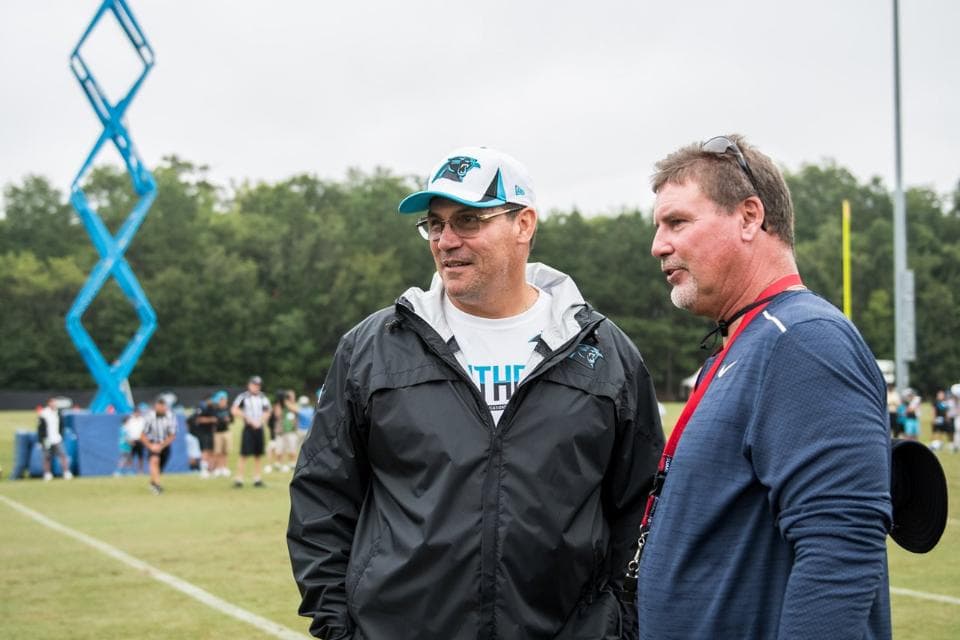 Diversión, aprendizaje, emoción, conviviencia y retroalimentación, los ingredientes principales de la inusual práctica de los Panthers con chicos de preparatoria de Carolina del Sur. Checa las mejores imágenes.