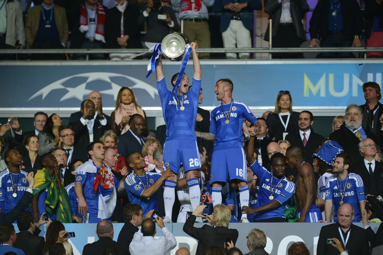 A pesar de su ausencia en el triunfo por penaltis 4-3 contra Bayern Munich, Terry levantó el trofeo de campeón de la Champions League para Chelsea, el primero en la historia de los 'Blues'.
