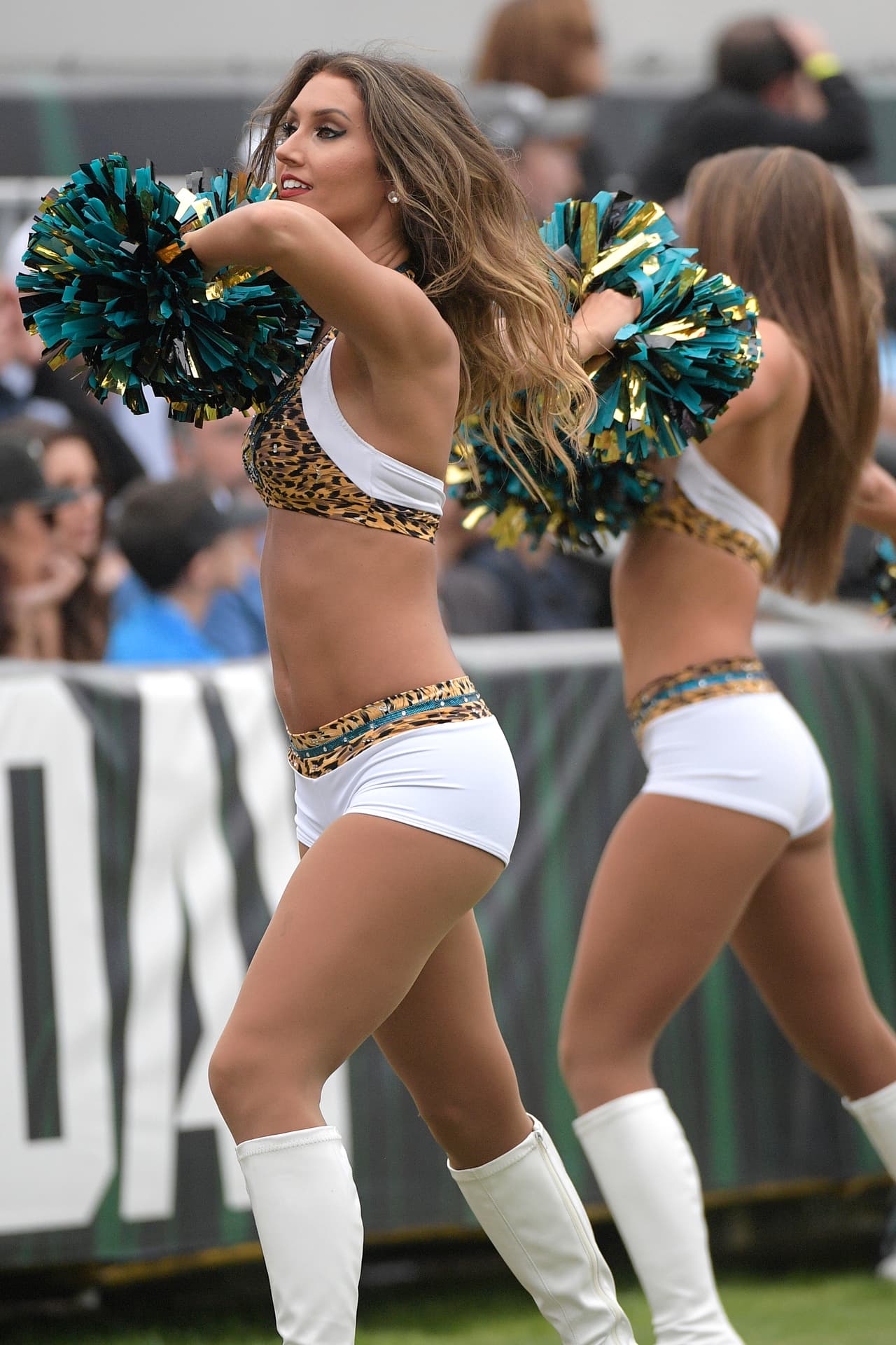 Las sensuales animadoras de la NFL le dieron alegría, belleza y energía al espectáculo del fútbol americano estadounidense en su Semana 13 de competencia, en un condimento único para el público.