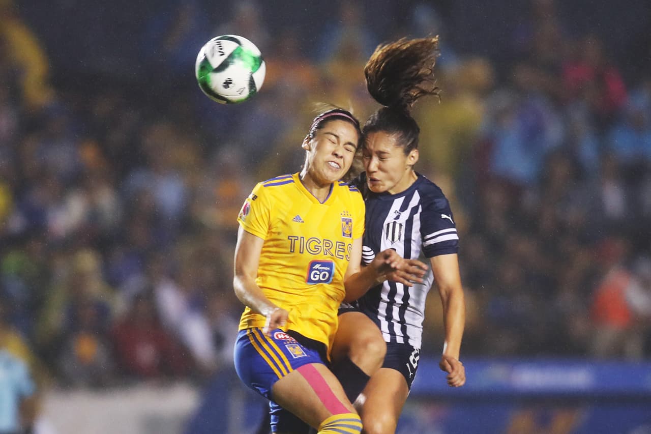 Las jugadoras Desirée Monsiváis (derecha) de Rayadas y Greta Espinoza (izquierda) de Tigres resultaron lastimadas tras un choque de cabezas en el primer tiempo.