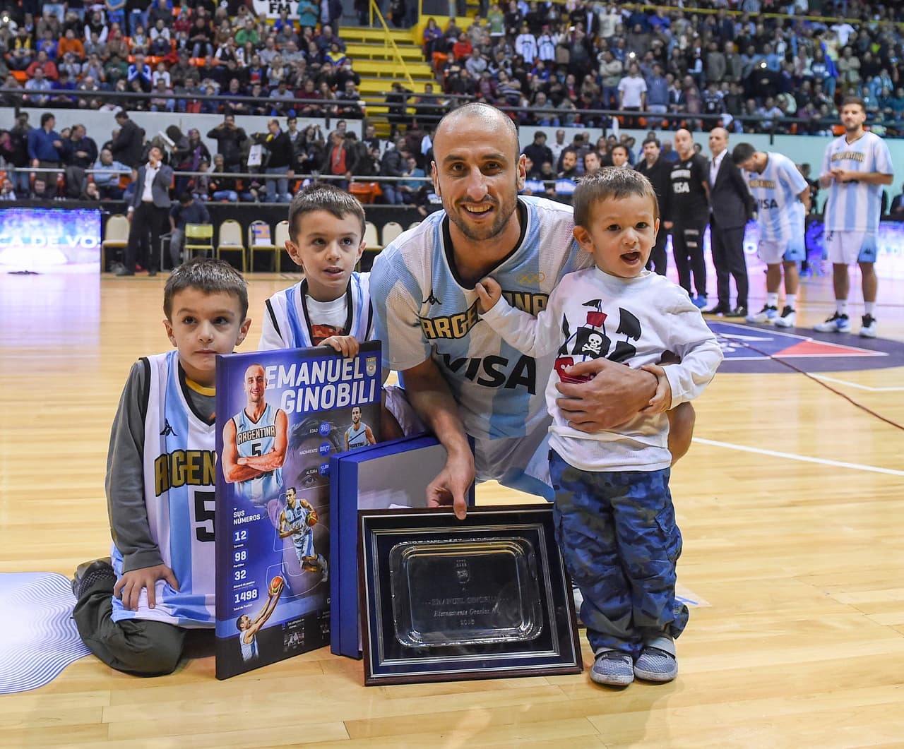 Reconocimiento luego de su retiro de la Selección Argentina, con la que ganó Juegos Olímpicos en 2004.