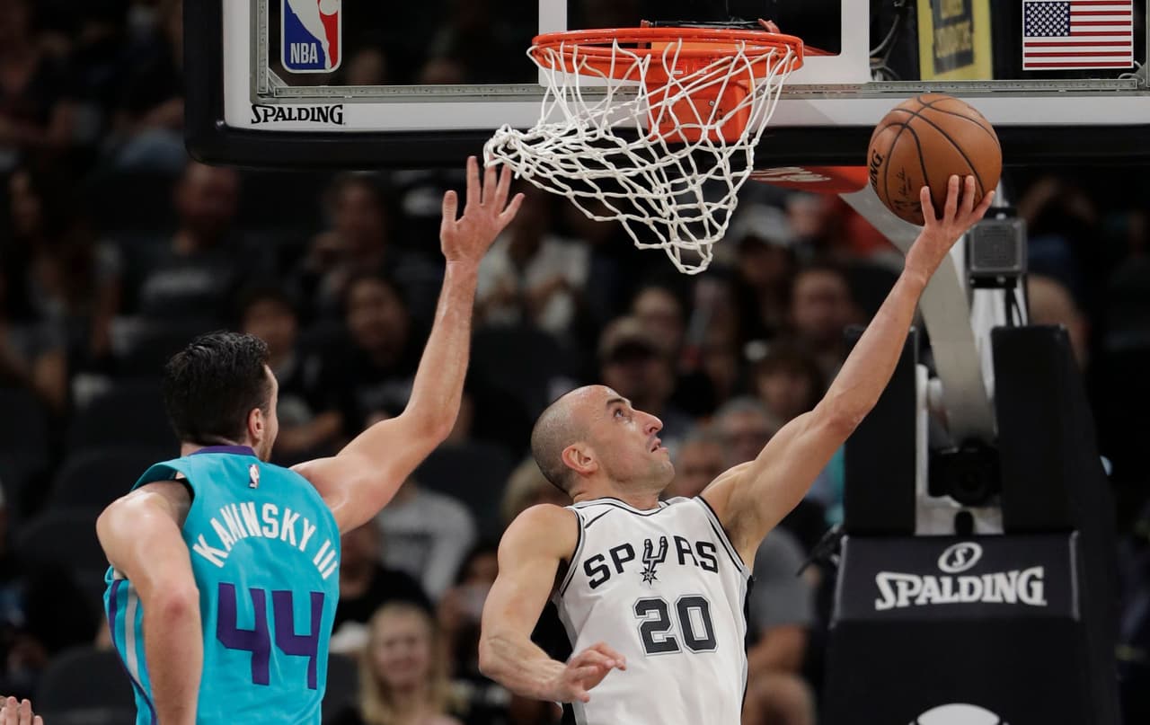 Con 40 años de edad, anotó seis puntos en sus primeros seis minutos de acción y luego logró un mate a una sola mano en el último cuarto.
