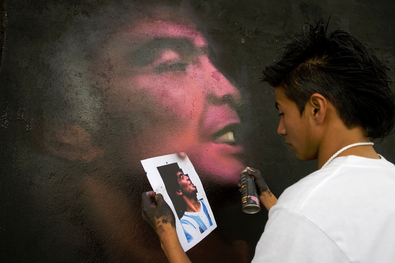 Un artista urbano pinta, en el Estadio Azteca, el rostro del Maradona que ahí mismo levantó la Copa del Mundo de 1986.
