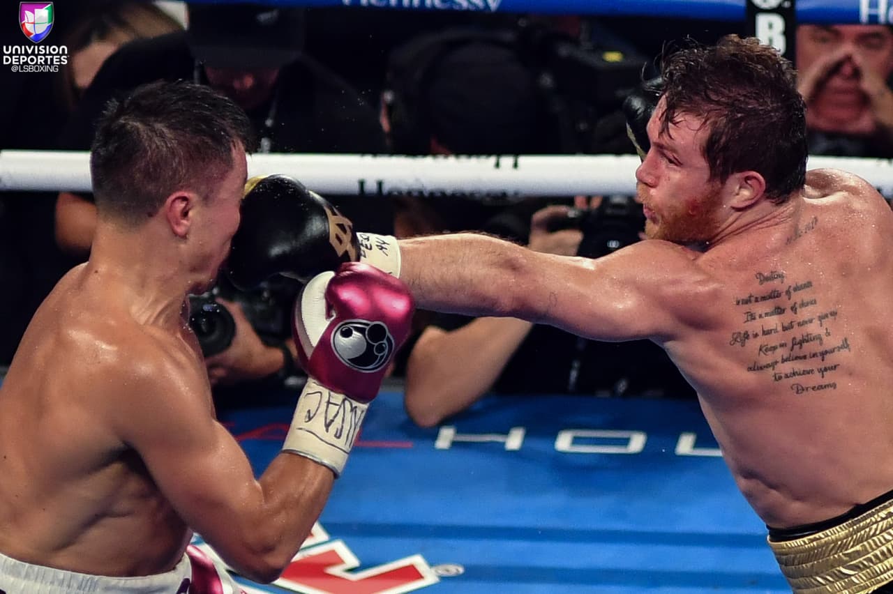El jab de mano zurda de Álvarez fue otra arma que le permitió poco a poco ir horadando la guardia del kazajo, quien pudo eludir uno que otro golpe, pero acabó salpicado.