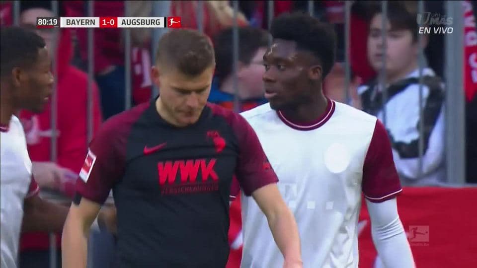 Tiro desviado de Alfred Finnbogason