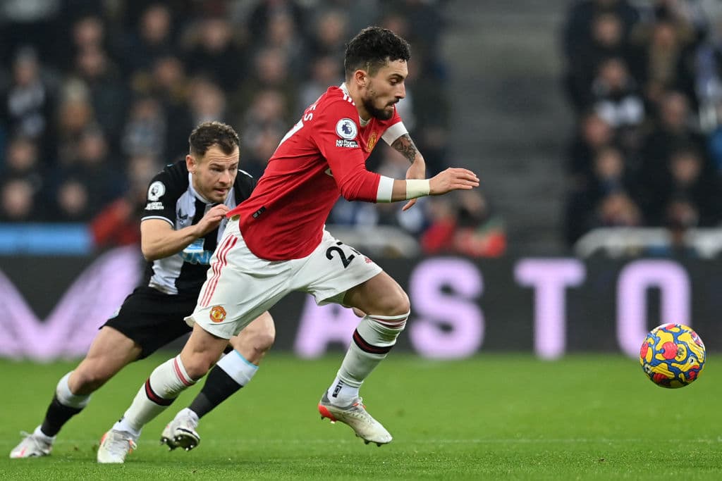 Newcastle sorprende con inceíb le futbol y logran robarle un punto al Manchester United con el epate 1-1.