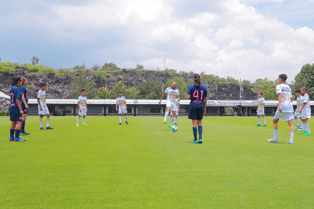 Así fue la presentación de Dani Alves ante la afición de Pumas en Cantera; el brasileño eligió el número 33.