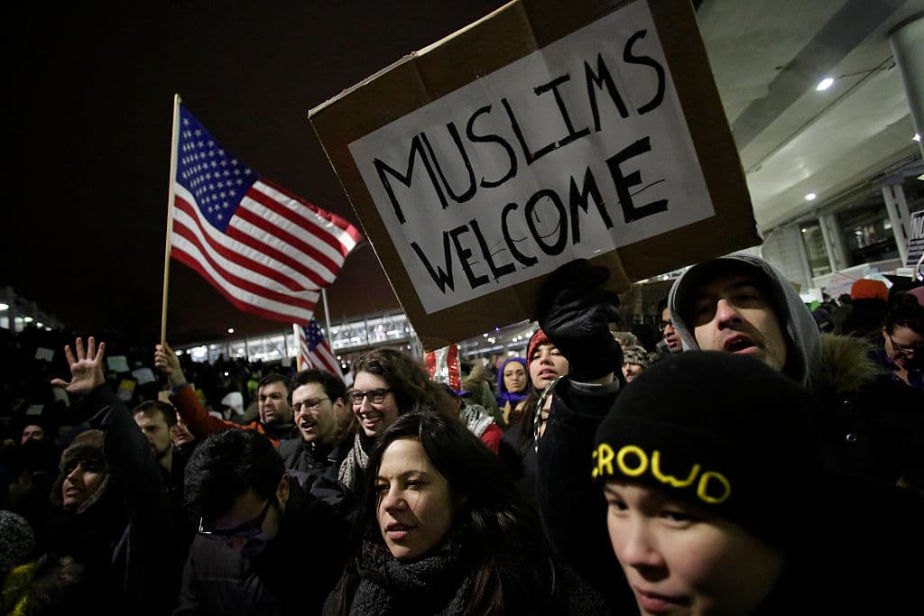 Una juez suspende las deportaciones de personas detenidas con visa válida tras la orden ejecutiva de Trump