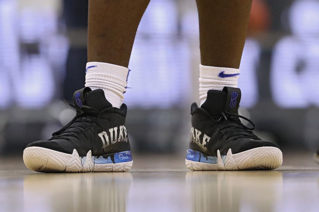 Más adelante, en una noticia que todo el mundo estaba cazando, cambió de calzado deportivo, al menos de modelos, ya que dejó el tenis PG por el modelo Kyrie de Nike.