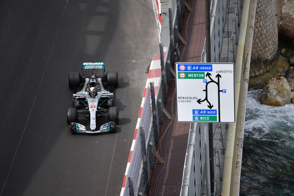 Lewis Hamilton se la jugó con un cambio tempranero de nuemáticos y le funcionó aunque se expuso al deterioro en los giros finales, aunque sólo le alcanzó para el tercer sitio. Se mantiene en la cima.