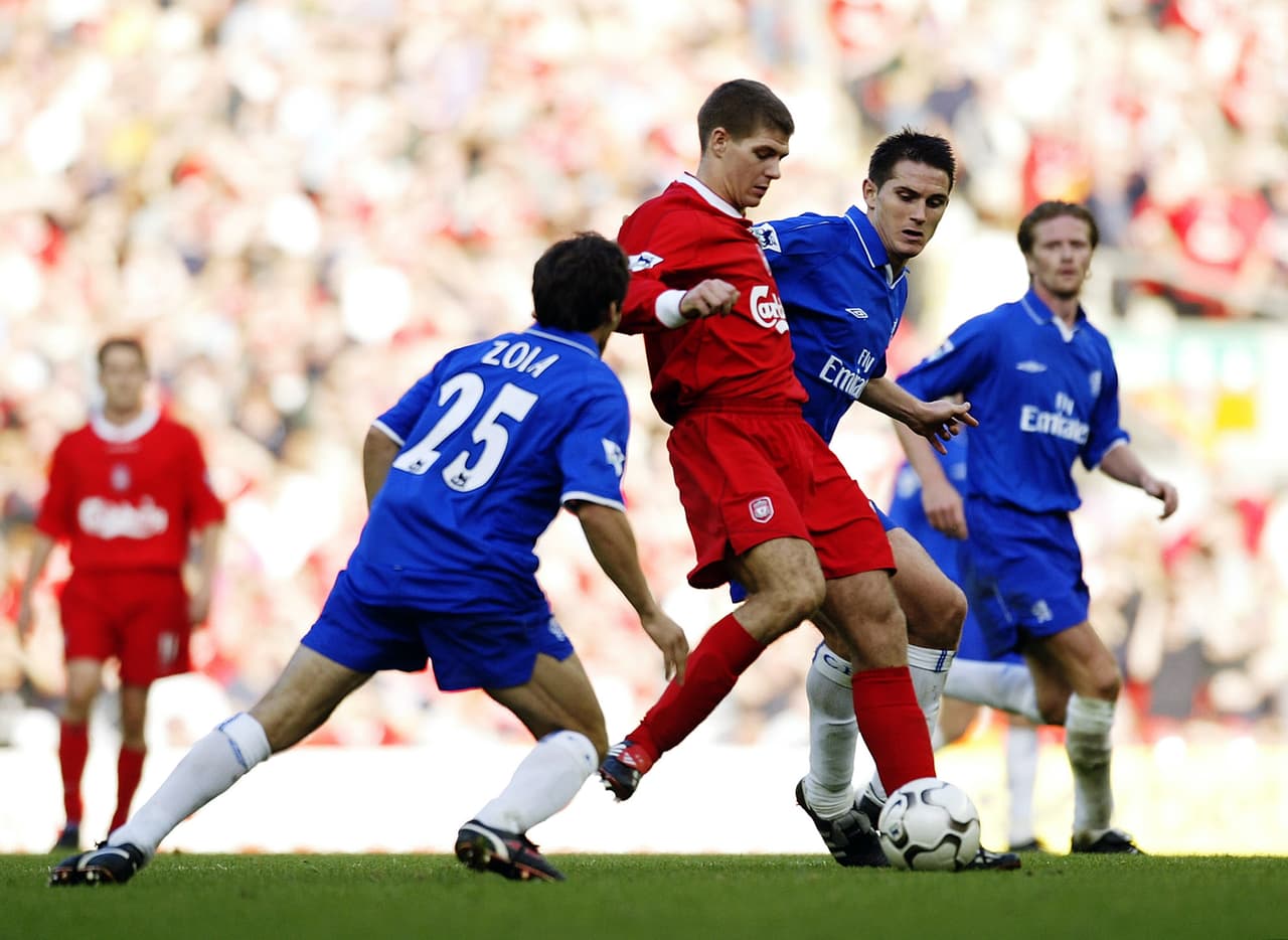 Por la Premier League se enfrentaron muchas veces. Aquí una imagen de 2002, en la primera temporada de Lampard con los Blues de Londres.