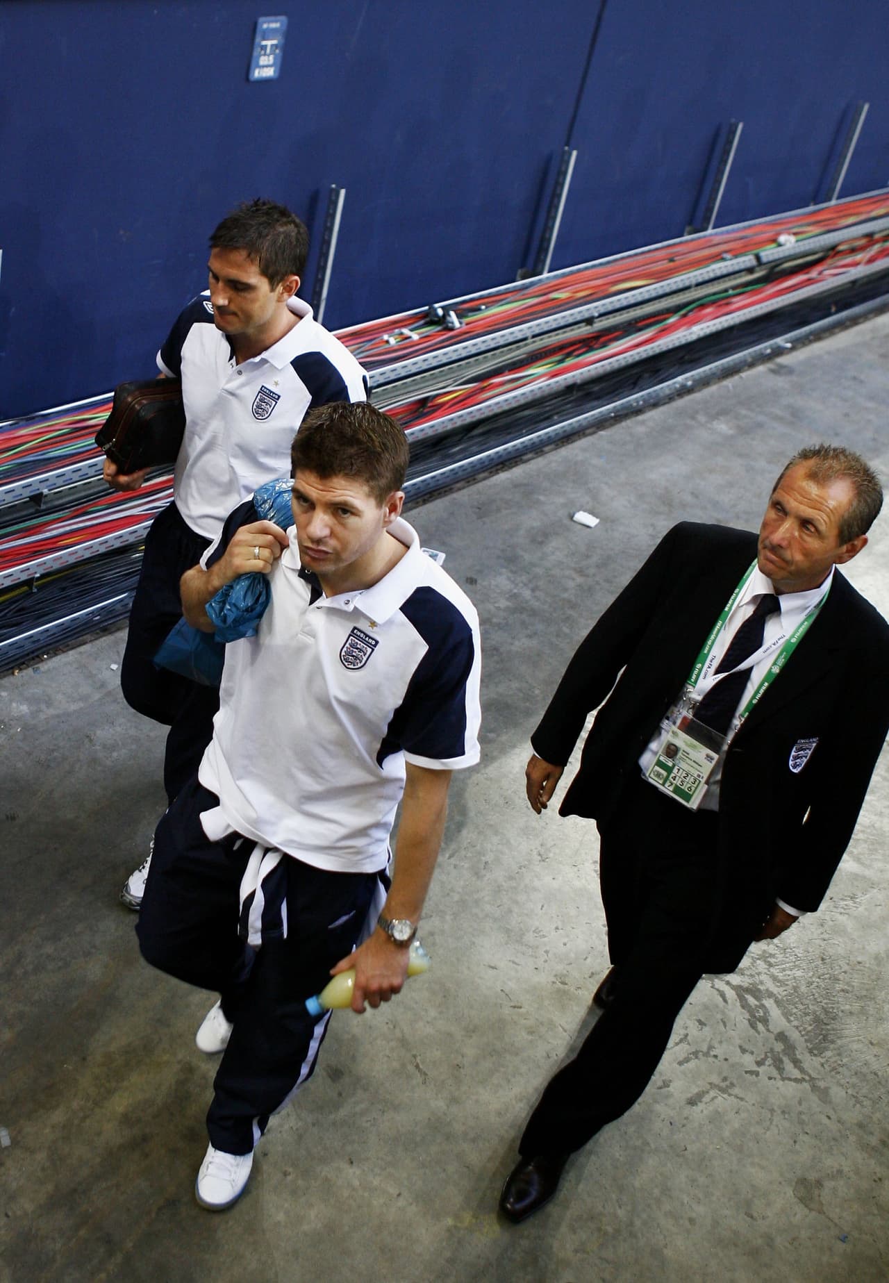 Gerrad y Lampard comparten una caminata repleta de tristeza tras la eliminación a manos de Portugal en la Euro de 2004