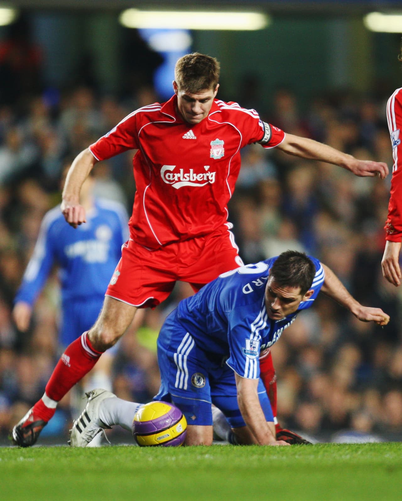 Por su posición en la cancha, Gerrard y Lampard debieron rasparse durante los años. Aquí durante un partido de Premier League, en 2008.