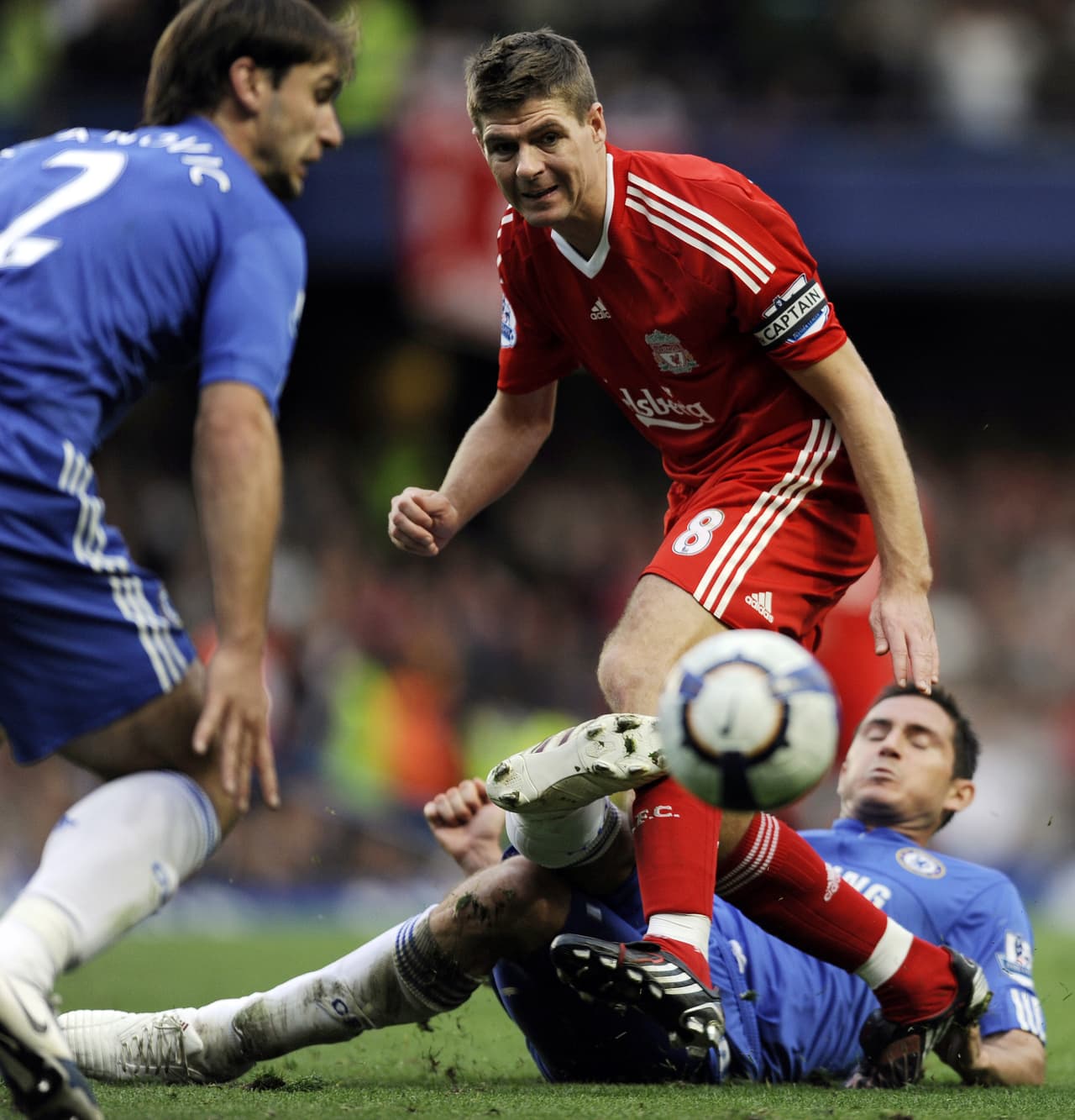Pasan los años y la lucha continúa. Lampard y Gerrard durante un enfrentamiento por Premier League en 2009, temporada en la que Chelsea fue campeón y Liverpool segundo.