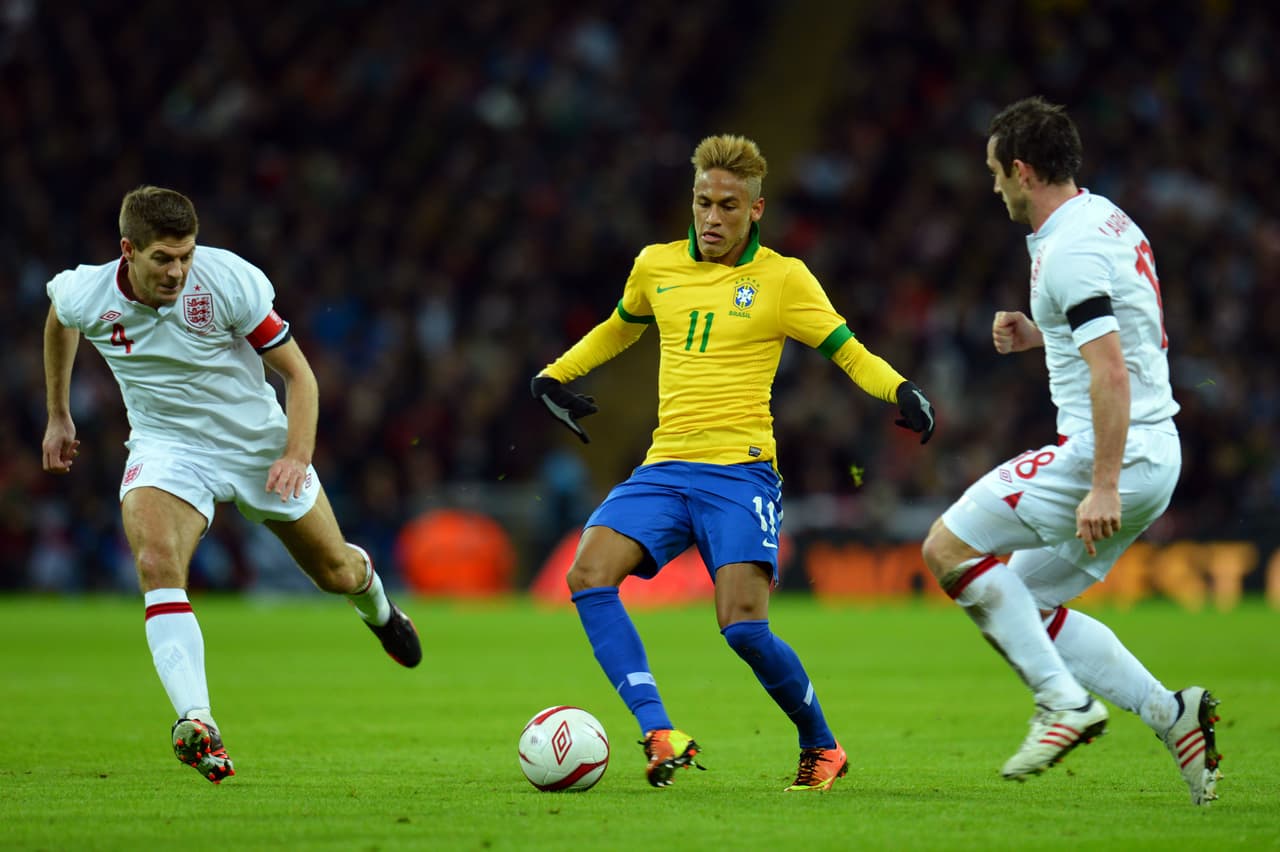 Gerrard y Lampard intentan frenar a Neymar en un amistoso jugado en Inglaterra en 2013.