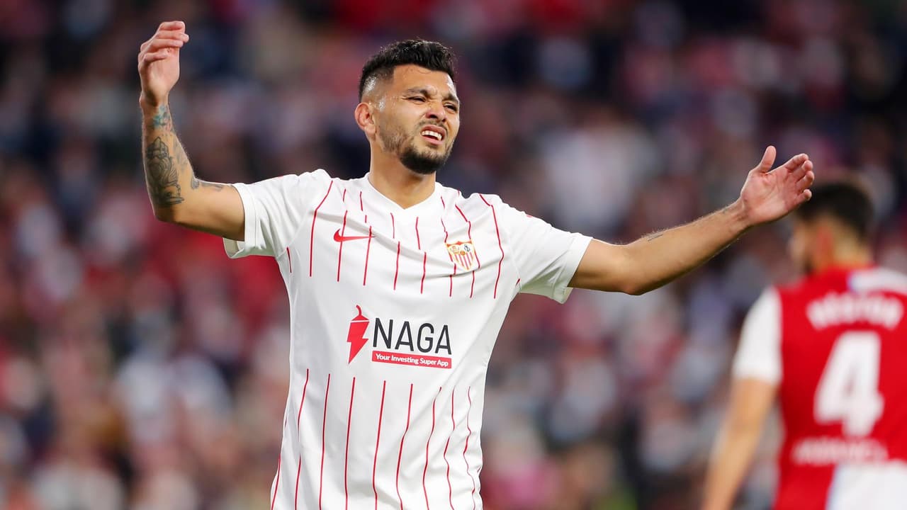 'Tecatito' Corona salió por calambres del partido ante Celta