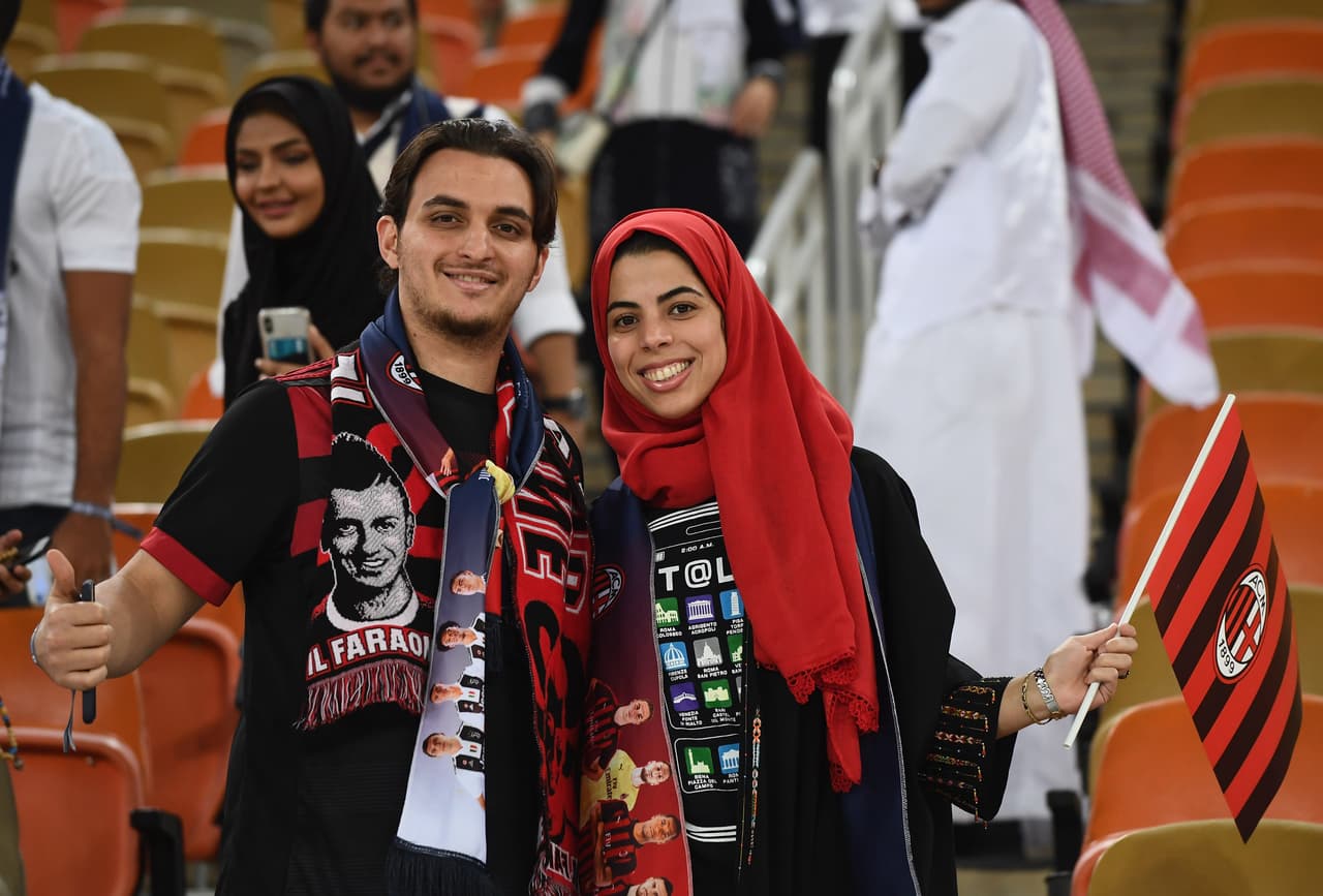 Un evento con equipos de primer nivel como la Juventus y el Milan, disputando la final de la Supercopa de Italia, fue suficiente atractivo para que las mujeres fanáticas del buen fútbol se hicieran presentes en el estadio King Abdullah de Yeda a pesar de las fuertes restricciones. Para hacerlo, debieron ubicarse en la zona familiar y estar acompañadas de un hombre.