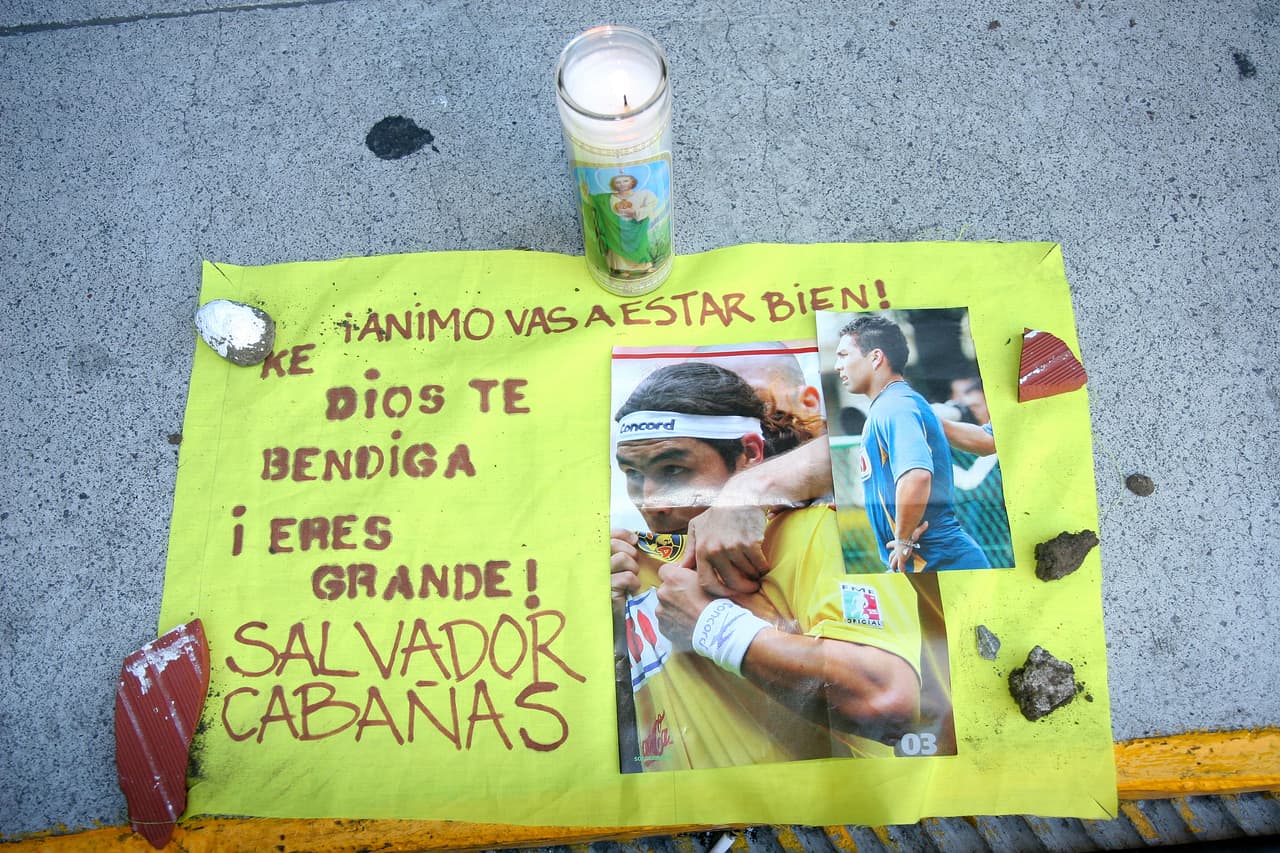 El 26 de enero de 2010 balacearon a Cabañas en la Ciudad de México. Ahí acabó su carrera futbolística, por fortuna vive y los aficionados americanistas lo recuerdan como el gran Salvador que fue.